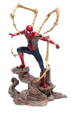 Copertina di Marvel Avenegers Infinity War Iron Spider Man Diorama